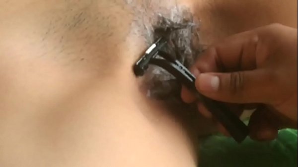我刮她的阴毛来操她，她允许它