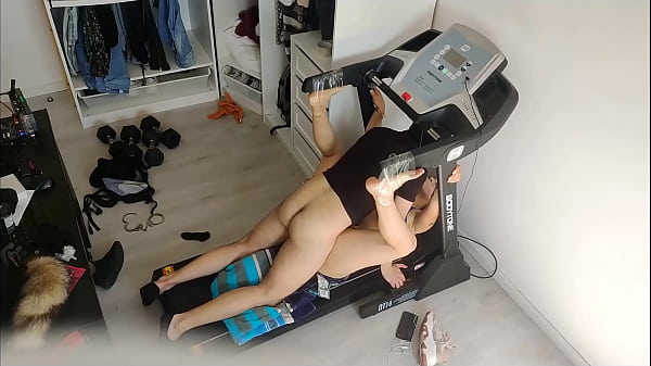 一个小偷在跑步机上戴绿帽子，他给我戴上手铐，让我成为他的奴隶