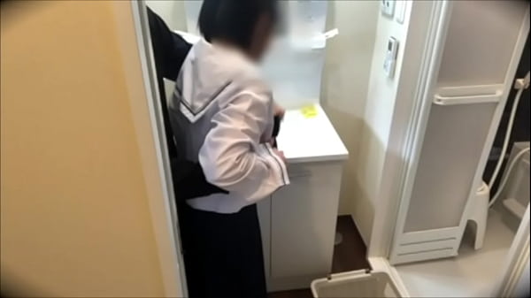 捷足先登，黑发的女友有性。美丽的奶子，细细的奶子。