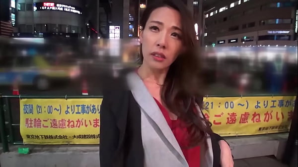 她营造的气氛非常性感。 当我们有一些肮脏、成熟的性爱时，她性感的呻吟声在房间里回荡！ 我能来吗...？ 她太色情了，让我在她里面射精……