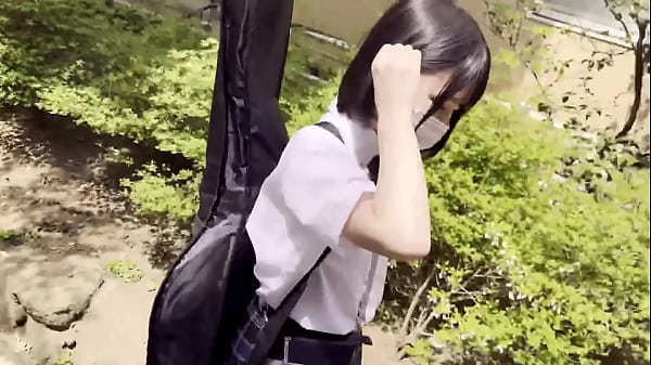 她在轻音乐俱乐部弹吉他，身高143厘米，非常娇小! 我们决定蒙住香奈儿的眼睛，对她进行恶作剧。